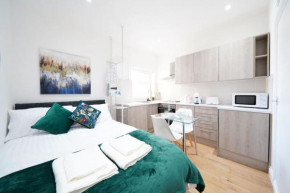 NEW Central Studio Apartment London 3